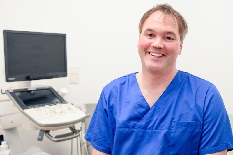 Dr. Rolbetzki sitzt neben einem Ultraschallger&auml;t