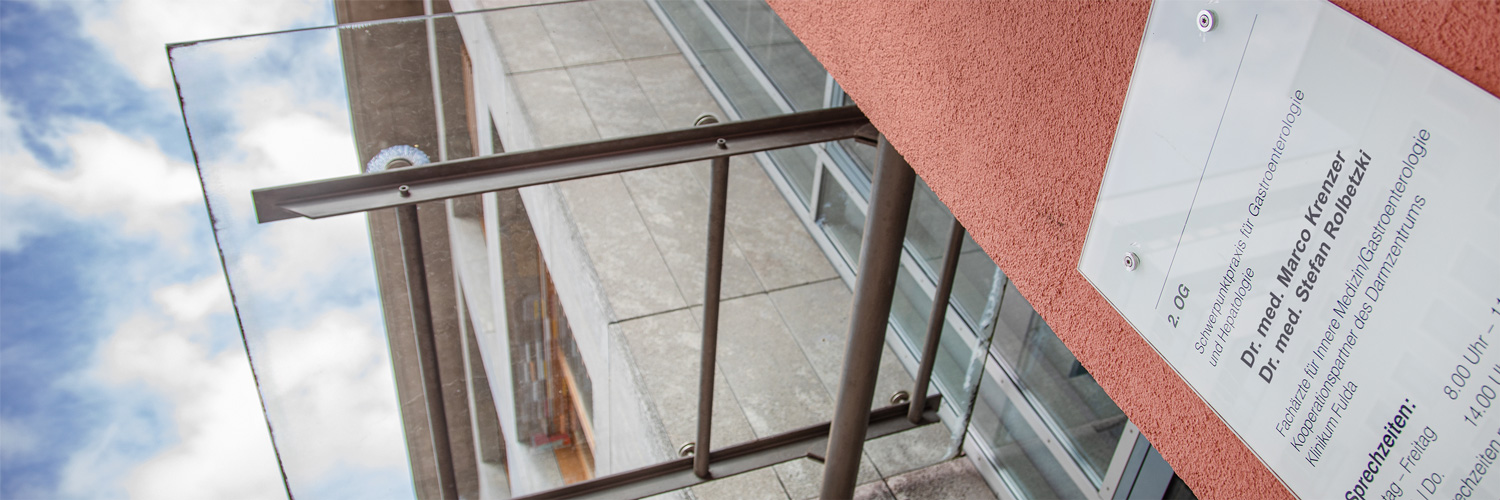 Praxisschild im Eingangsbereich in der Bahnhofstrasse Fulda