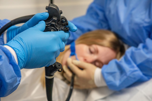 Bei einer Frau wird eine Magenspiegelung durchgef&uuml;hrt