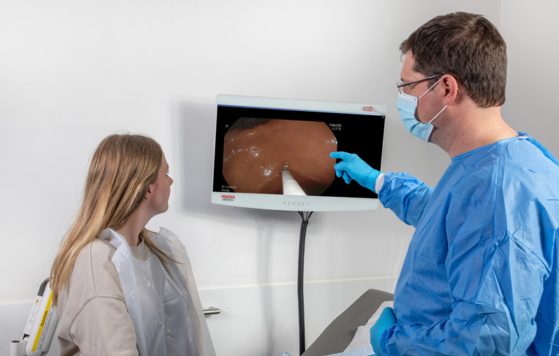 Dr. Krenzer erkl&auml;rt einer Patientin den Befund im Magen