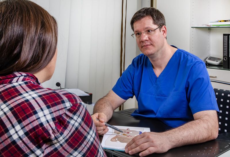 Dr. Krenzer berät eine Patientin